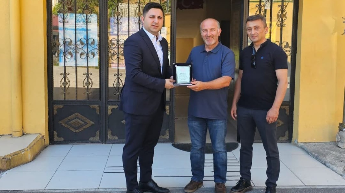Bülent ve Melek Hocalarımıza  Veda Yemekleri Düzenledik, Plaketler Takdim Ettik.